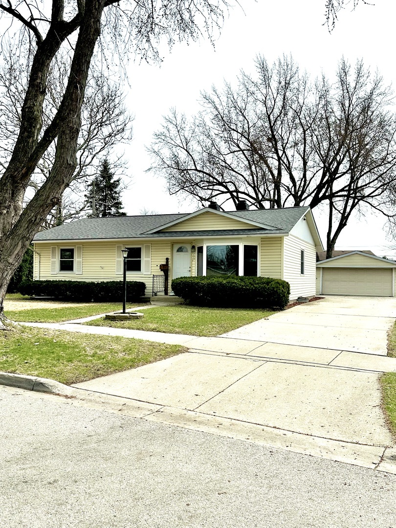 Property Photo:  203 E Maxon Lane  IL 60107 