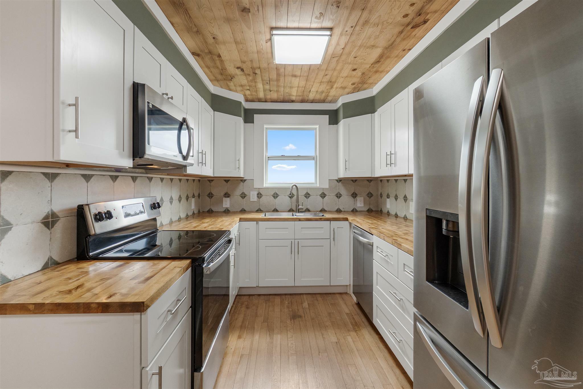 Property Photo: 7 N G St FL 32502