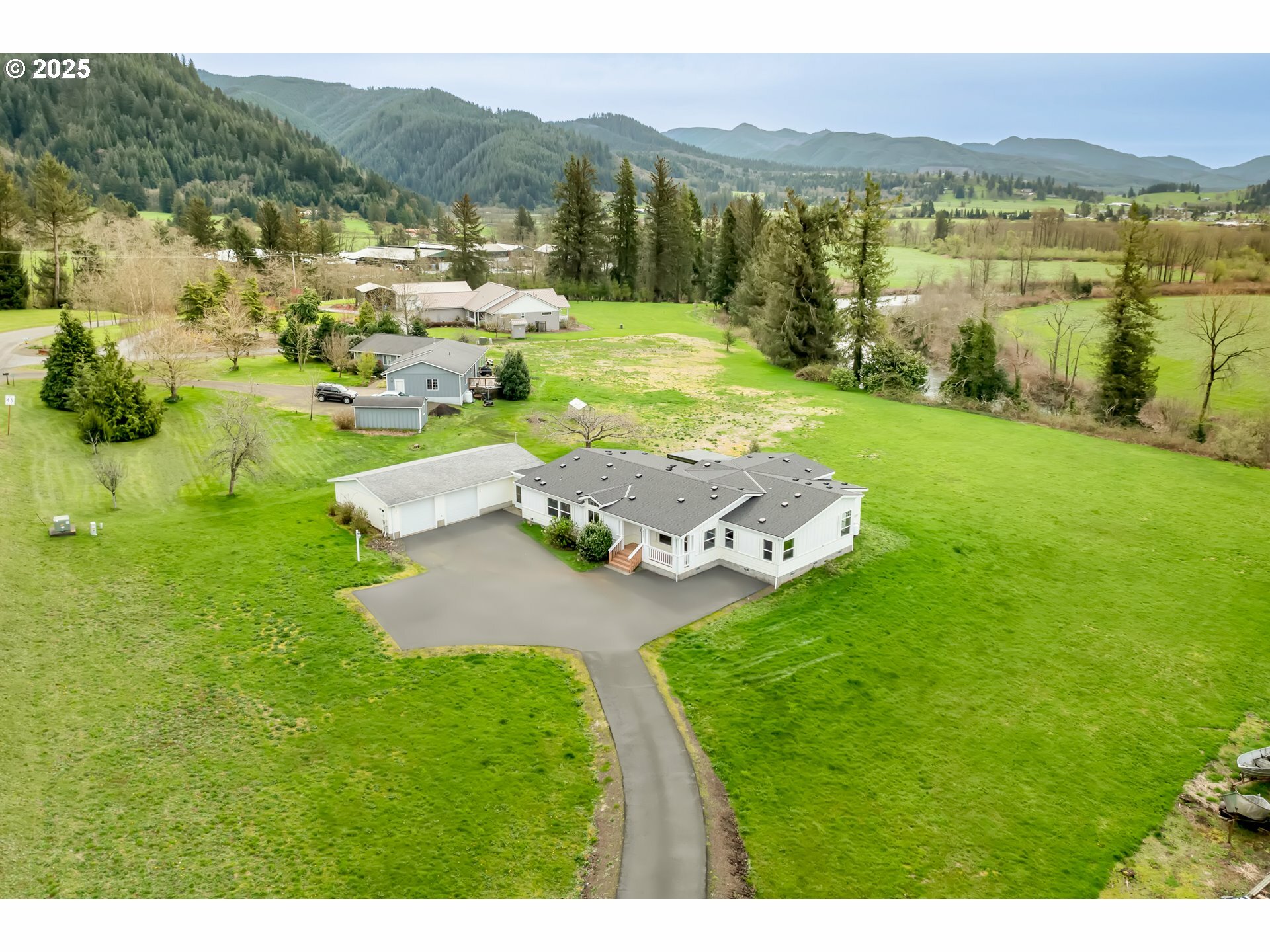 Property Photo: 8265 Sollie Smith Rd OR 97141