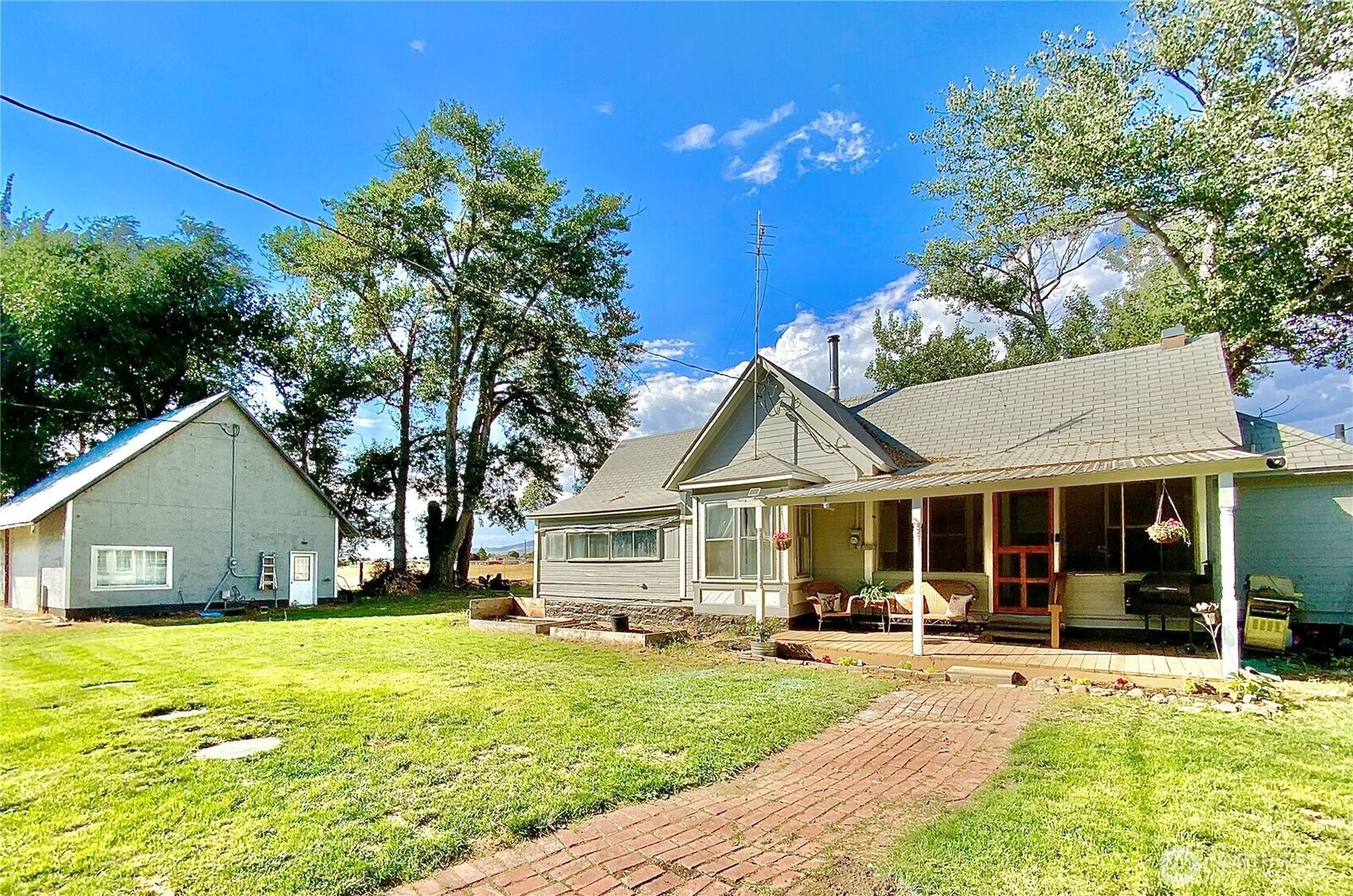 Property Photo: 911 Thomas Road WA 98926