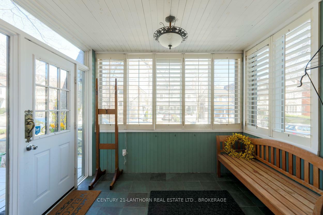 Photo de la propriété: 69 Walmsley Boulevard ON M4V 1X7