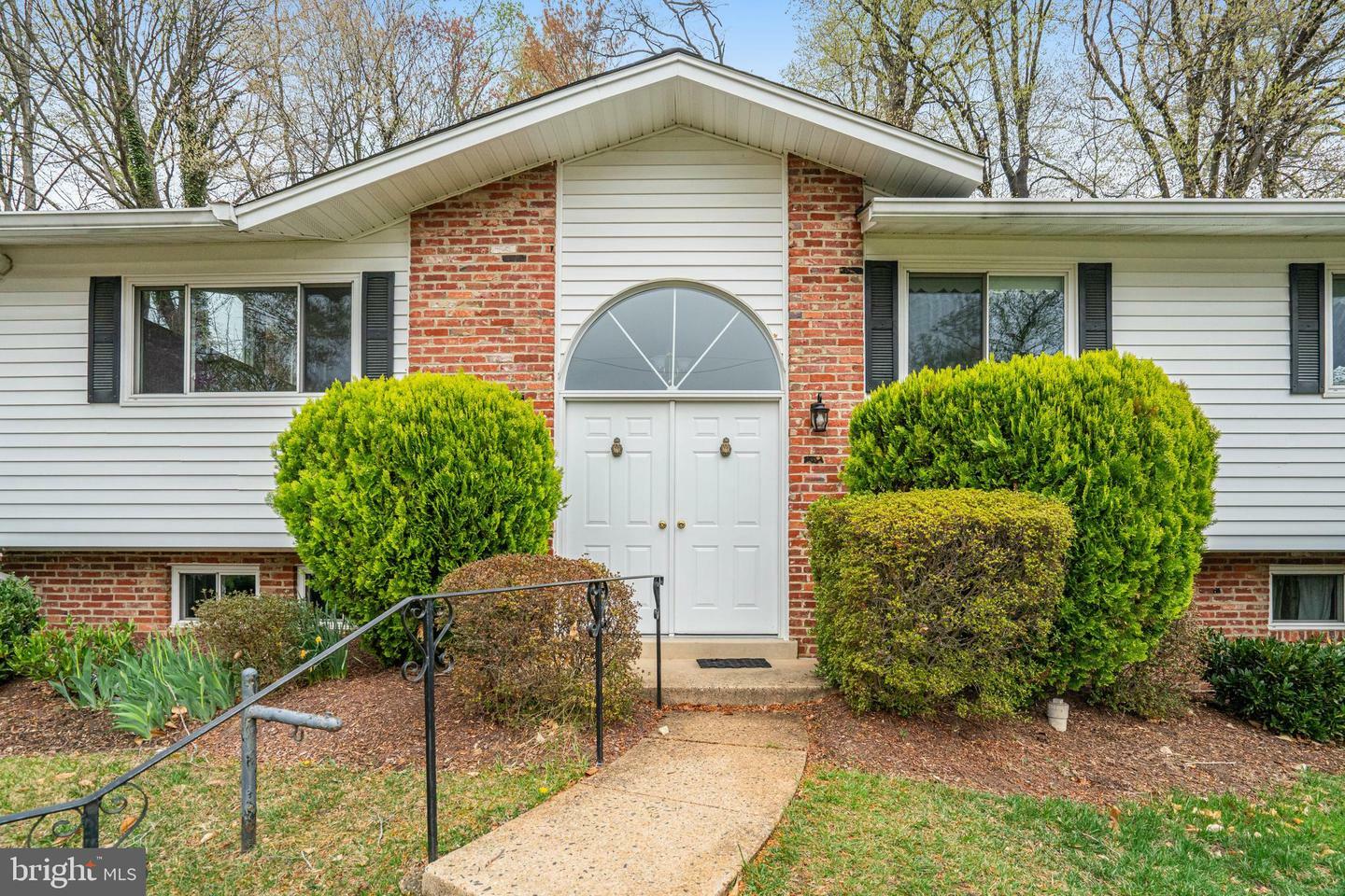 Property Photo: 8618 Kenilworth Drive VA 22151