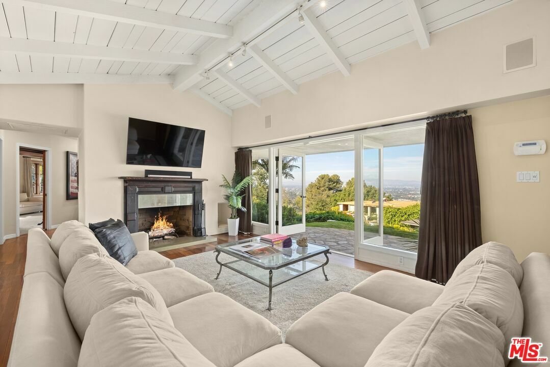 Property Photo: 2980 Briar Knoll Dr CA 90046
