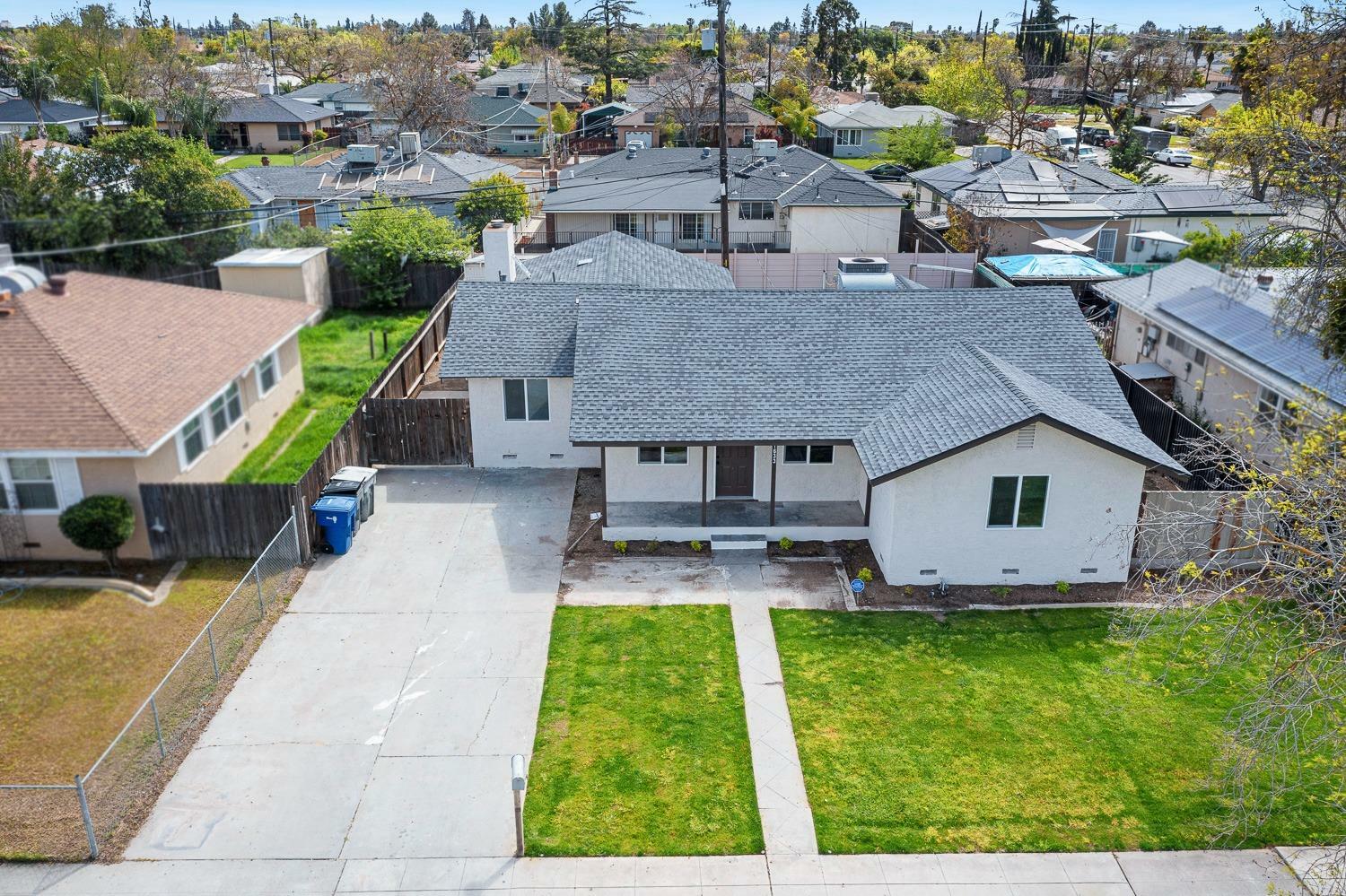 Property Photo: 1633 W Saginaw Way CA 93705
