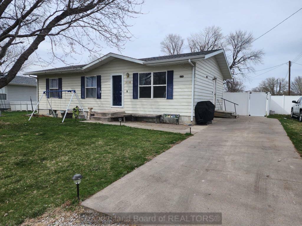 Property Photo: 316 Pine St NE 68956