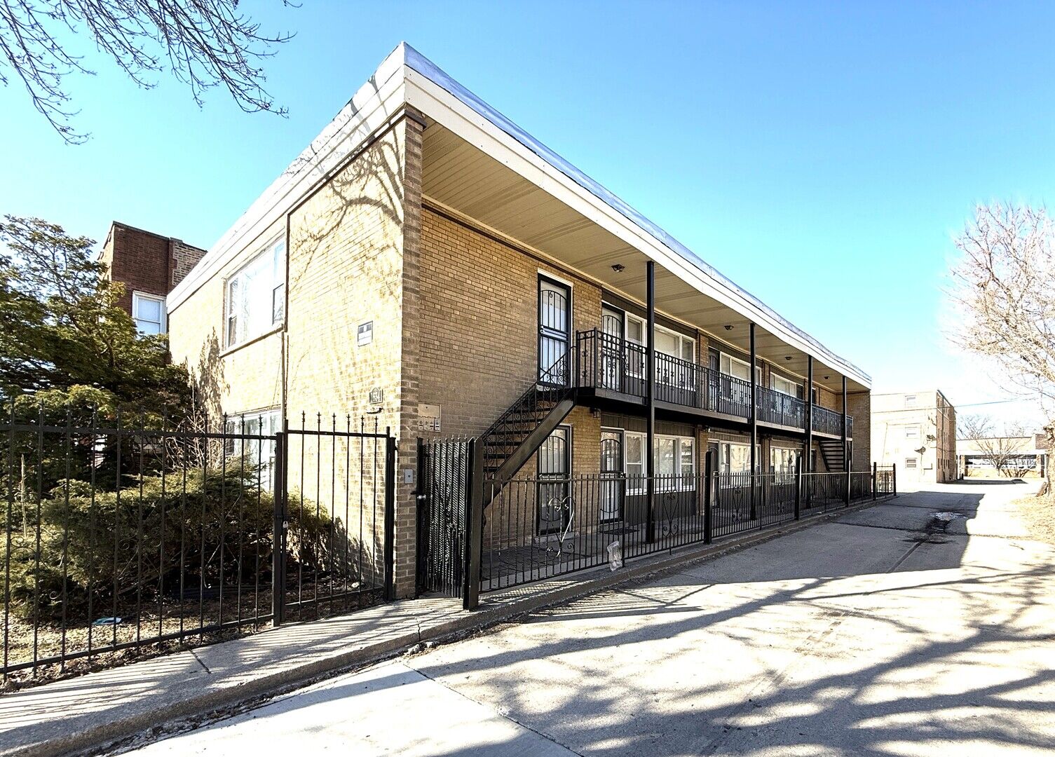 Property Photo: 1634 E 74th Place 8 IL 60649