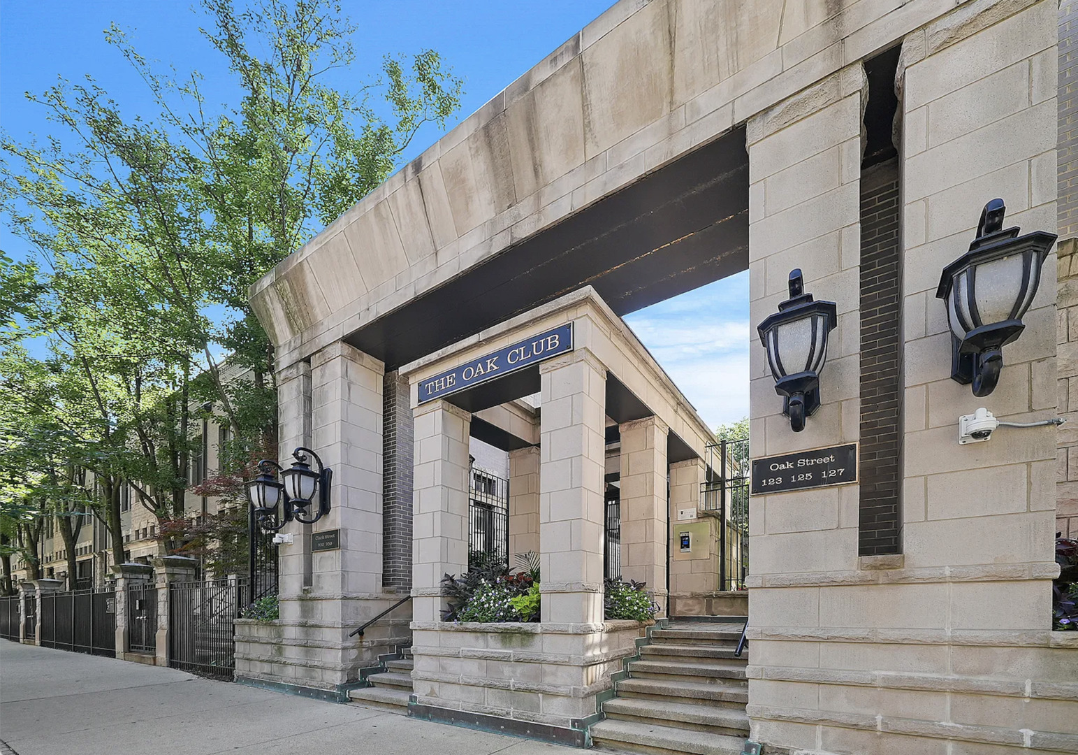 Property Photo: 125 W Oak Street F IL 60610