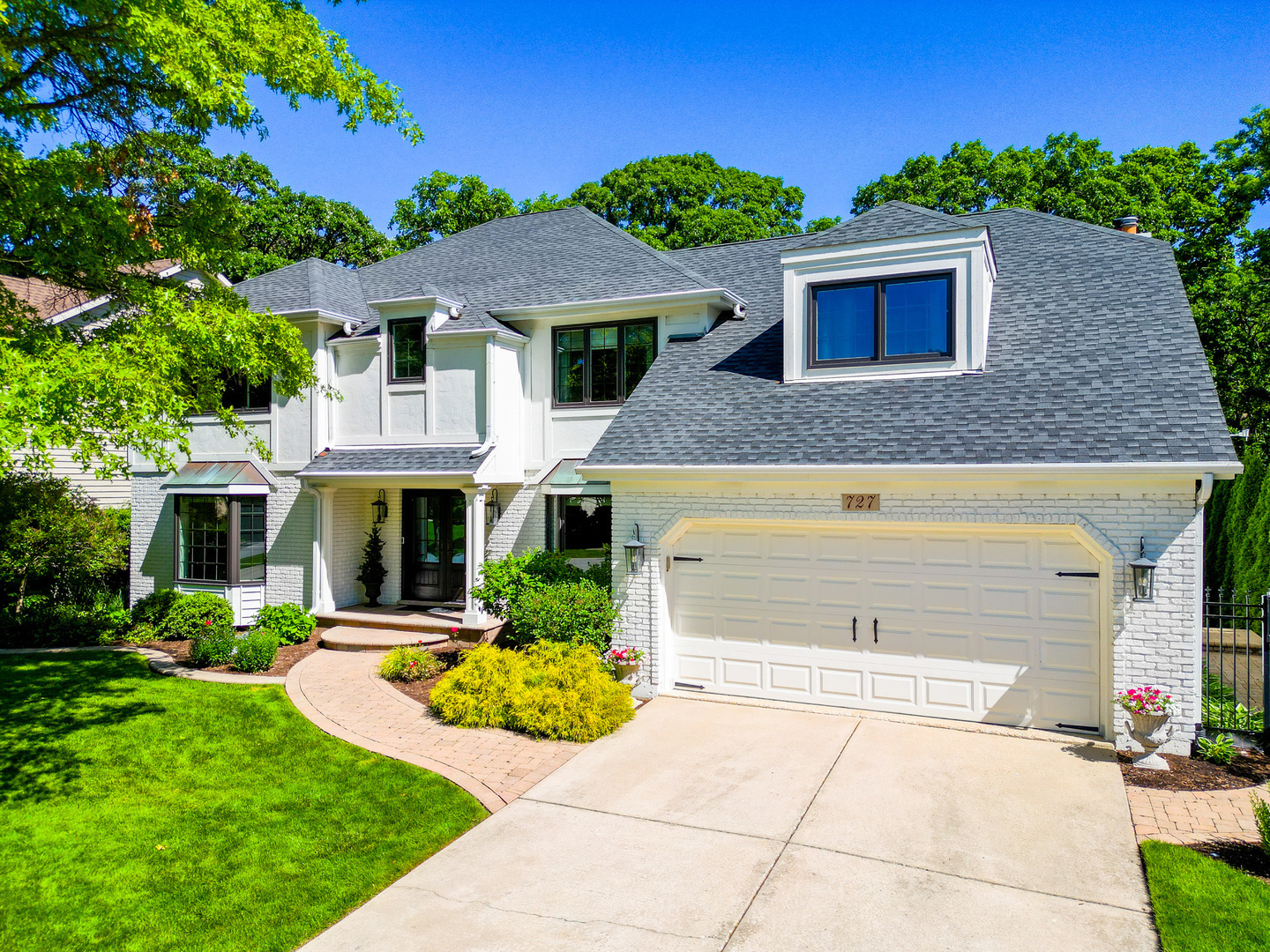 Property Photo: 727 Spindletree Avenue IL 60565