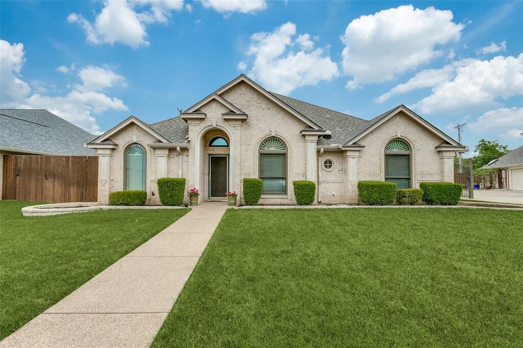 Property Photo:  1620 Green Tree Drive  TX 76054 