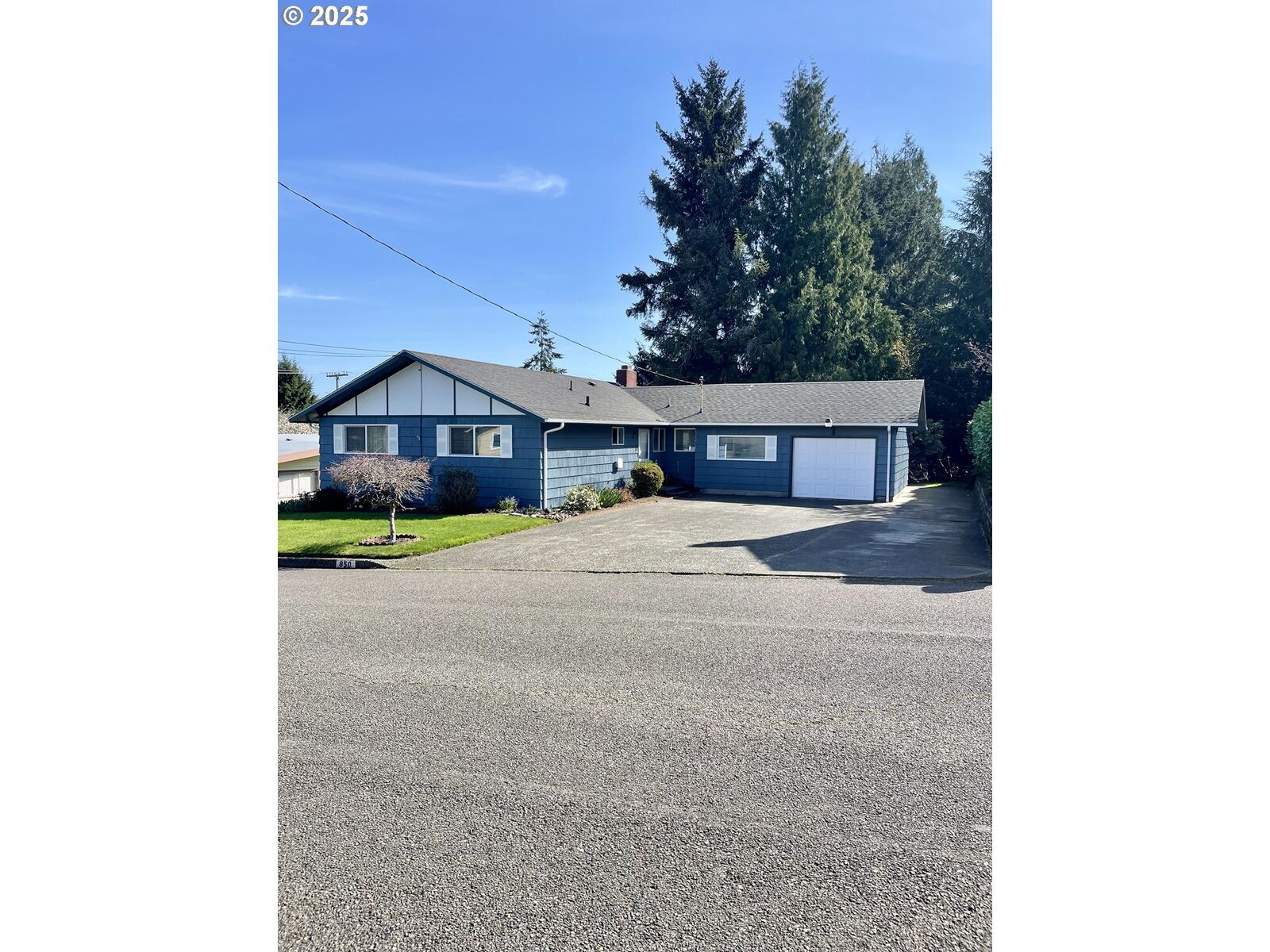 Property Photo:  850 View St  OR 97467 