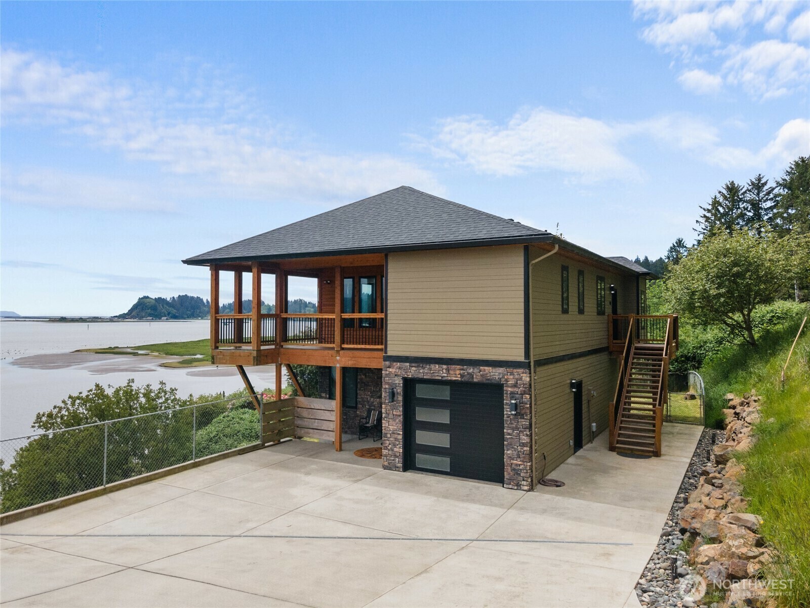 182  Robert Gray Drive SW  Ilwaco WA 98624 photo