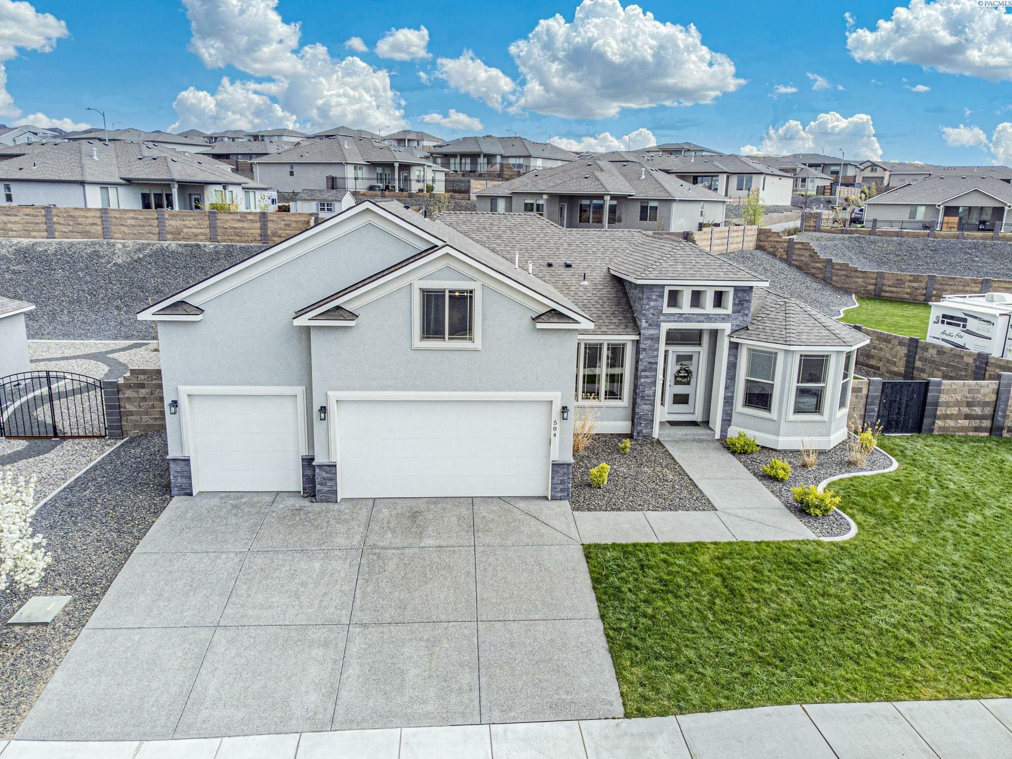 Property Photo: 584 Thebes St WA 99353
