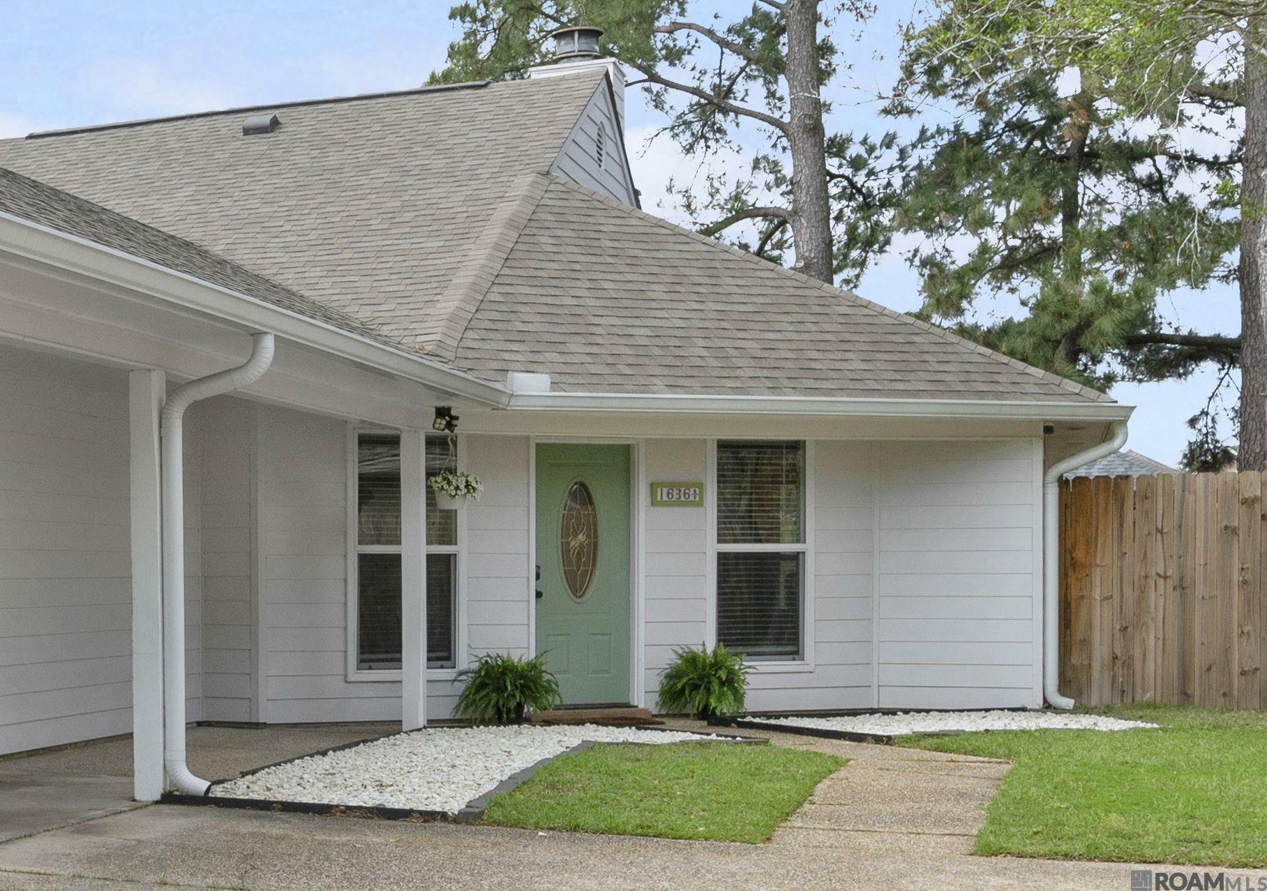 Property Photo: 1636 W Fairview Dr LA 70816
