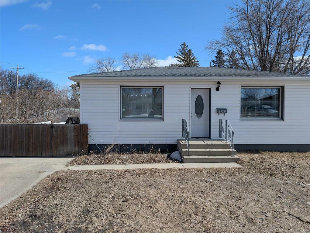 Property Photo:  809 24th Street  MB R7B 1Y4 