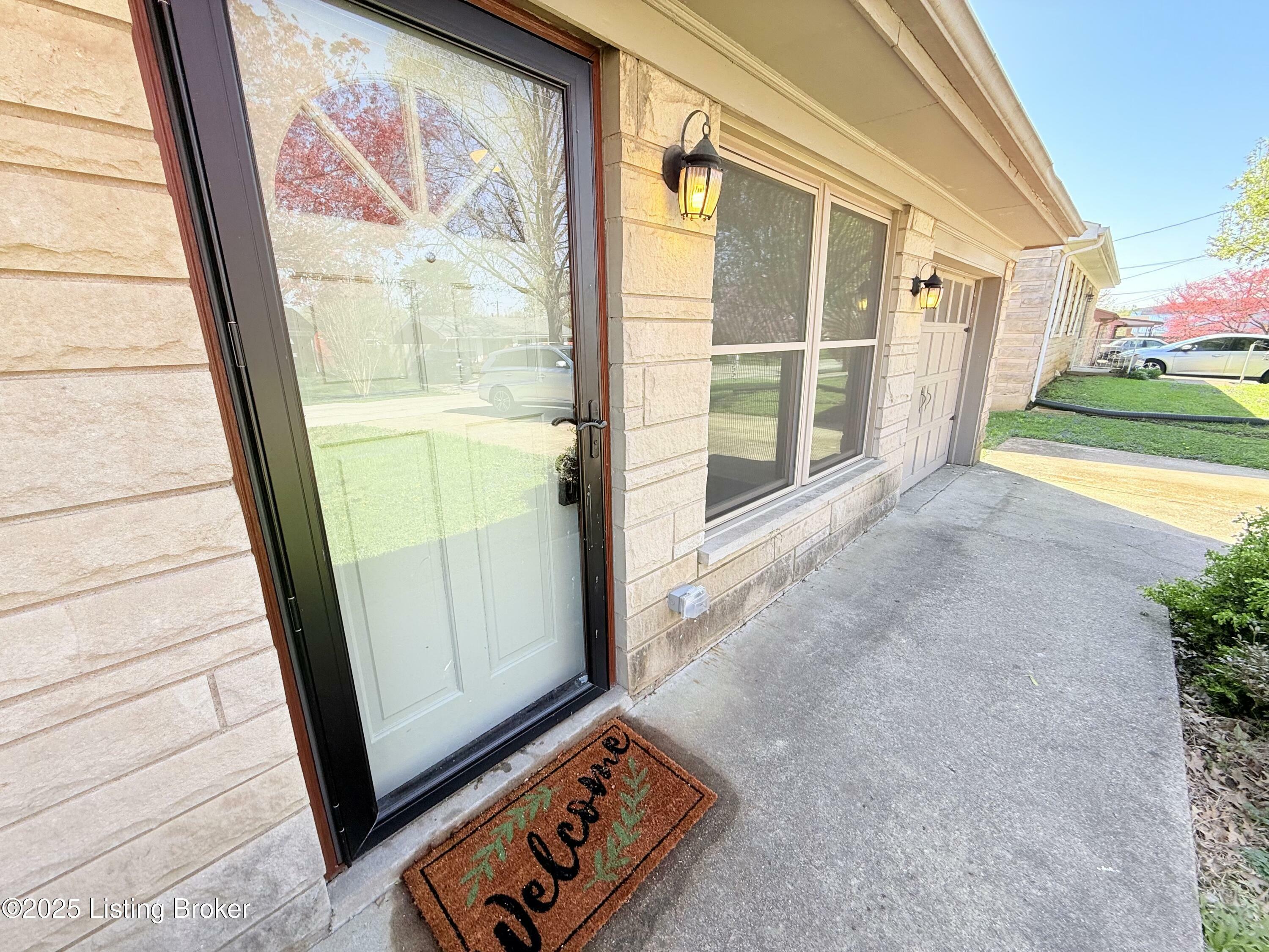 Property Photo: 219 Greenbriar Ln KY 40229