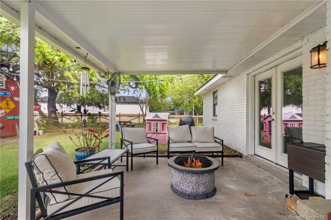 Property Photo: 2814 E Tank Farm Road LA 70607