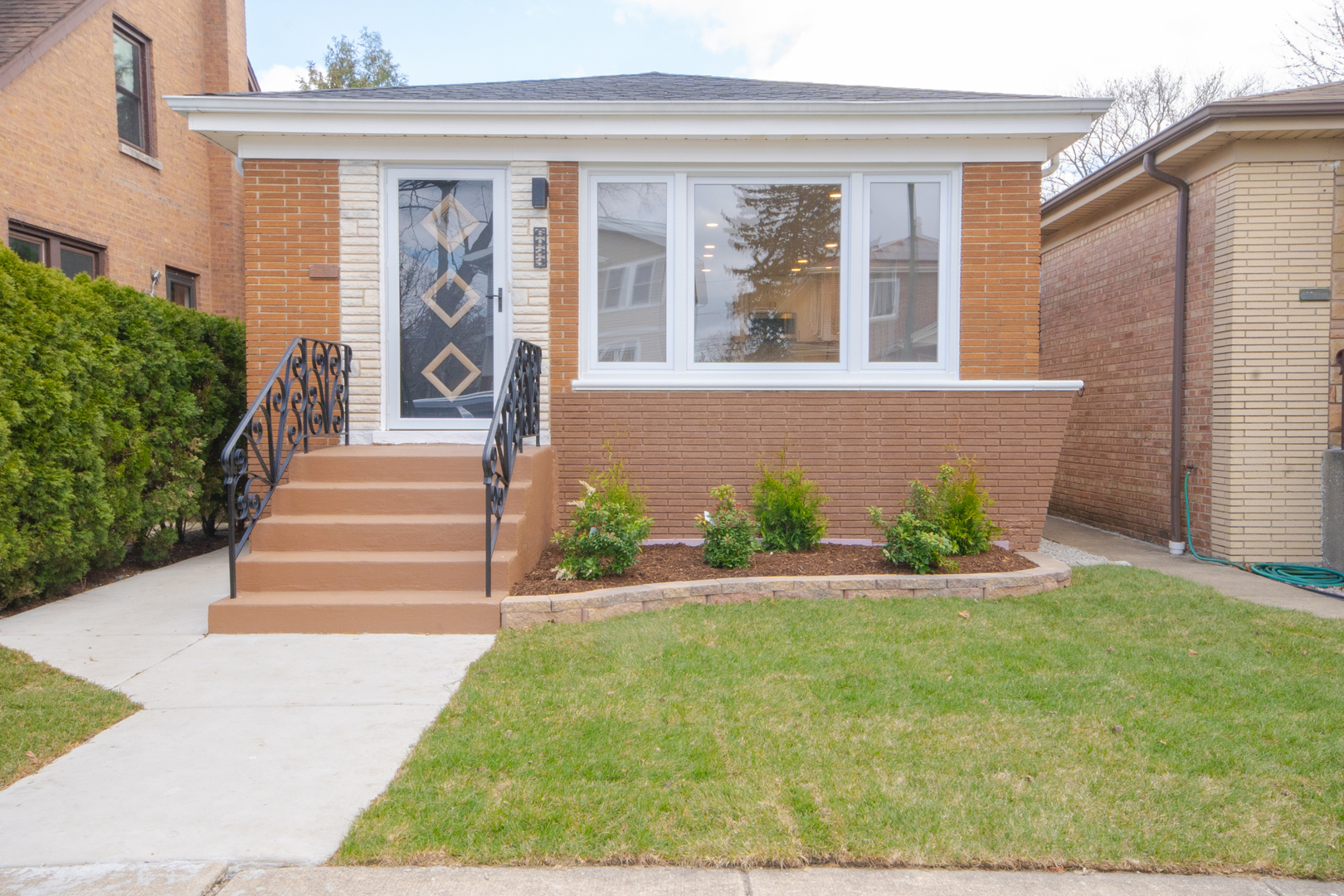 Property Photo: 6933 W Berwyn Avenue IL 60656