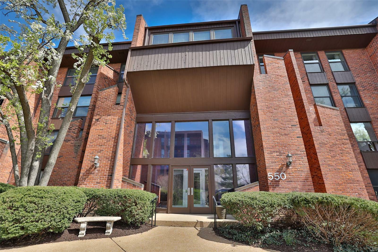 Property Photo: 550 Coeur De Royale Drive 406 MO 63141