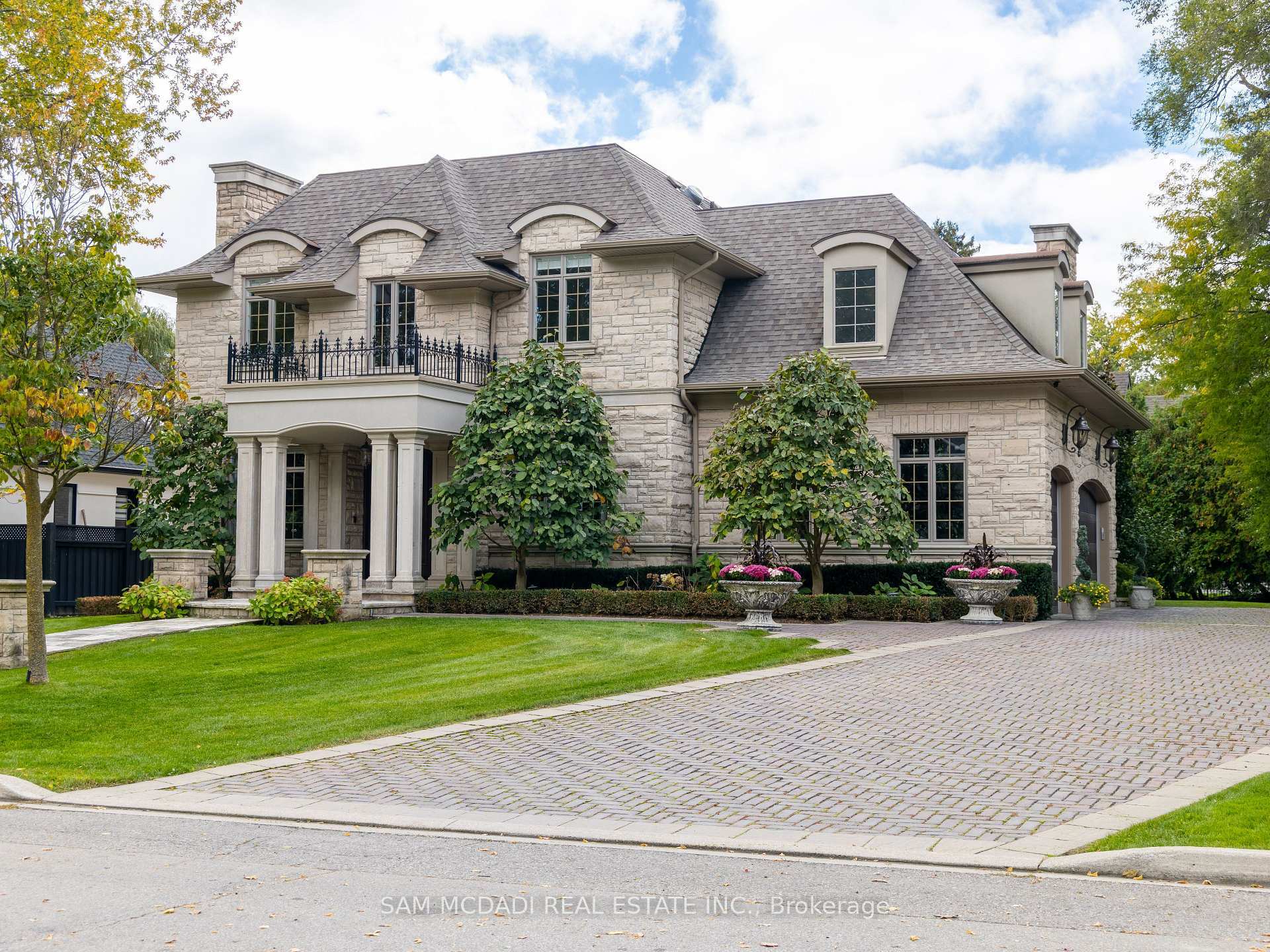 Property Photo: 1502 Gregwood Road ON L5H 2T4