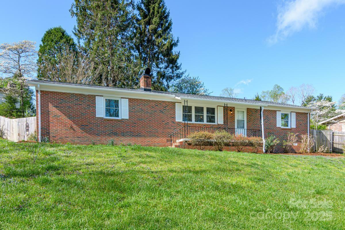 Property Photo: 1207 Pinebrook Circle NC 28739