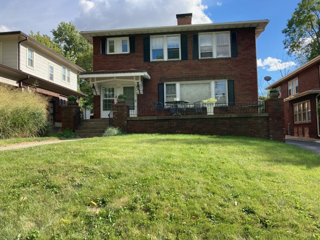 Property Photo:  1527 W Macon Street  IL 62522 