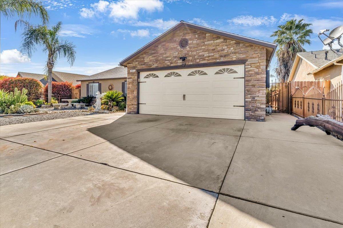 Property Photo: 983 Harrison Avenue CA 93657