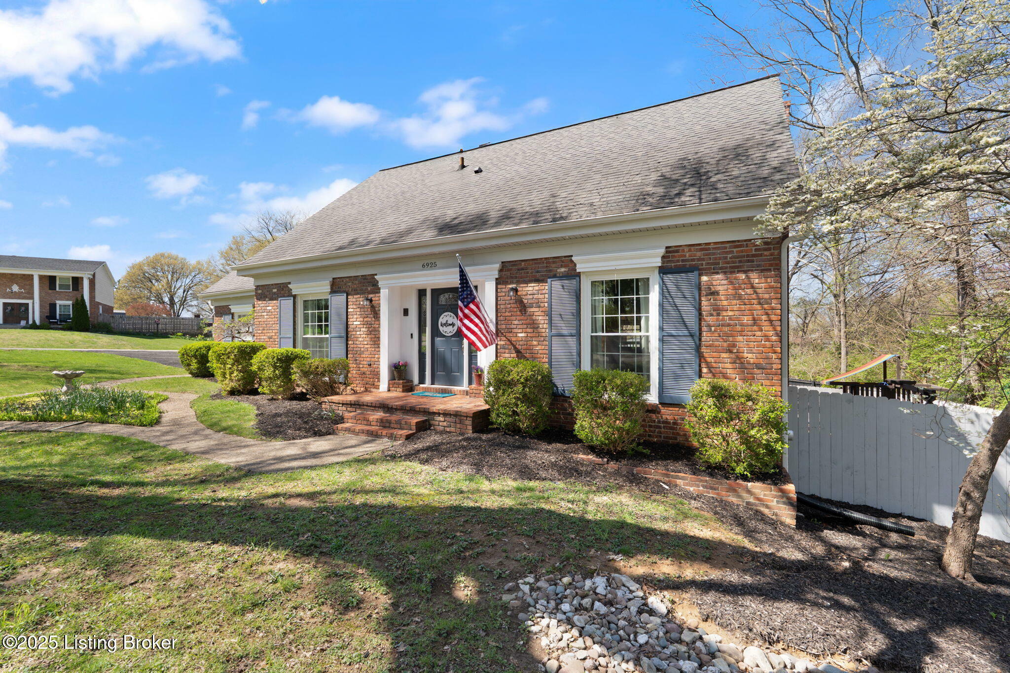 Property Photo: 6925 Peppermill Ln KY 40228