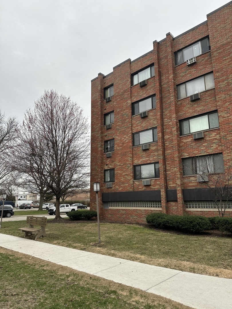 Property Photo: 5310 N Chester Avenue 306 IL 60656