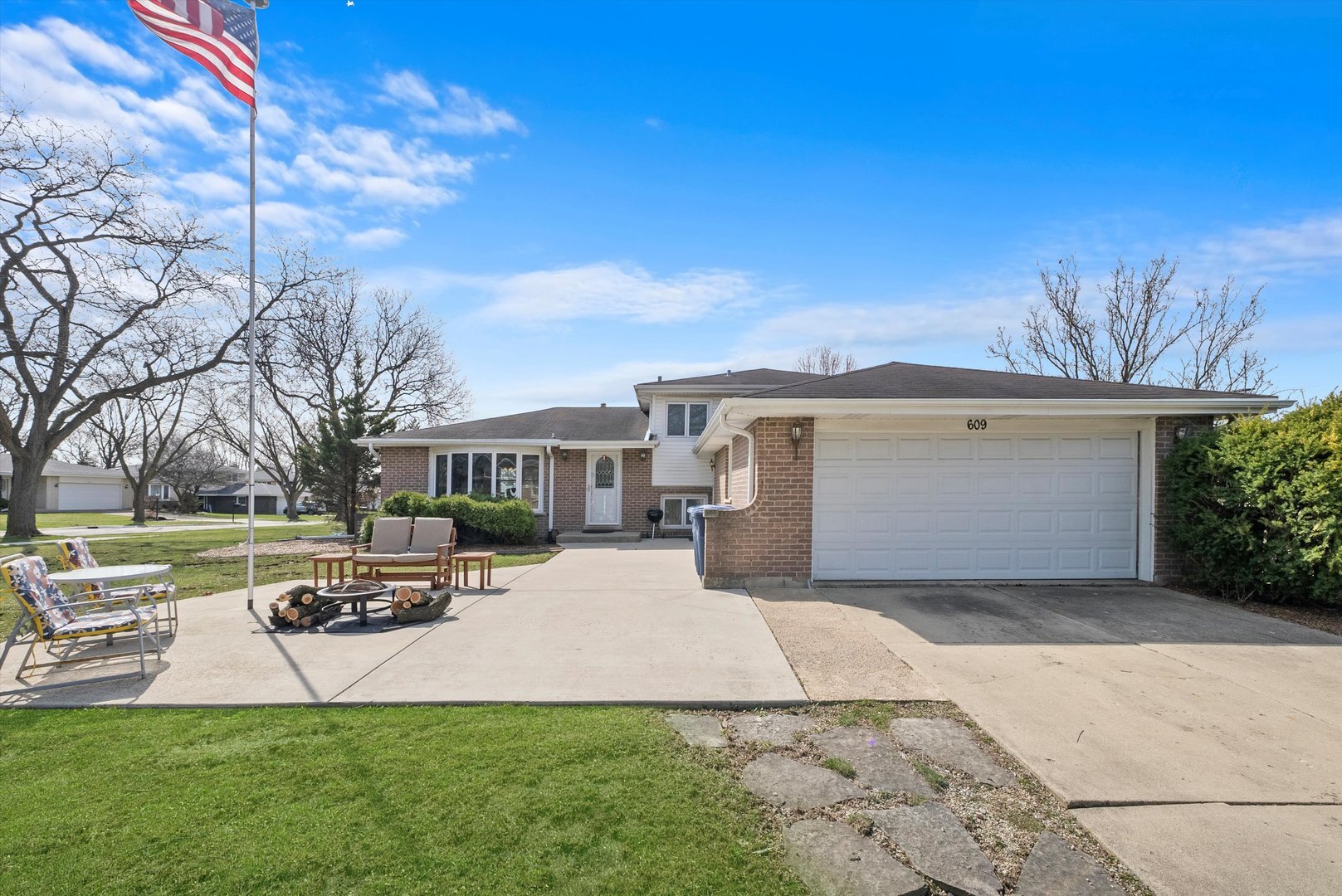 Property Photo: 609 Chippewa Lane IL 60561