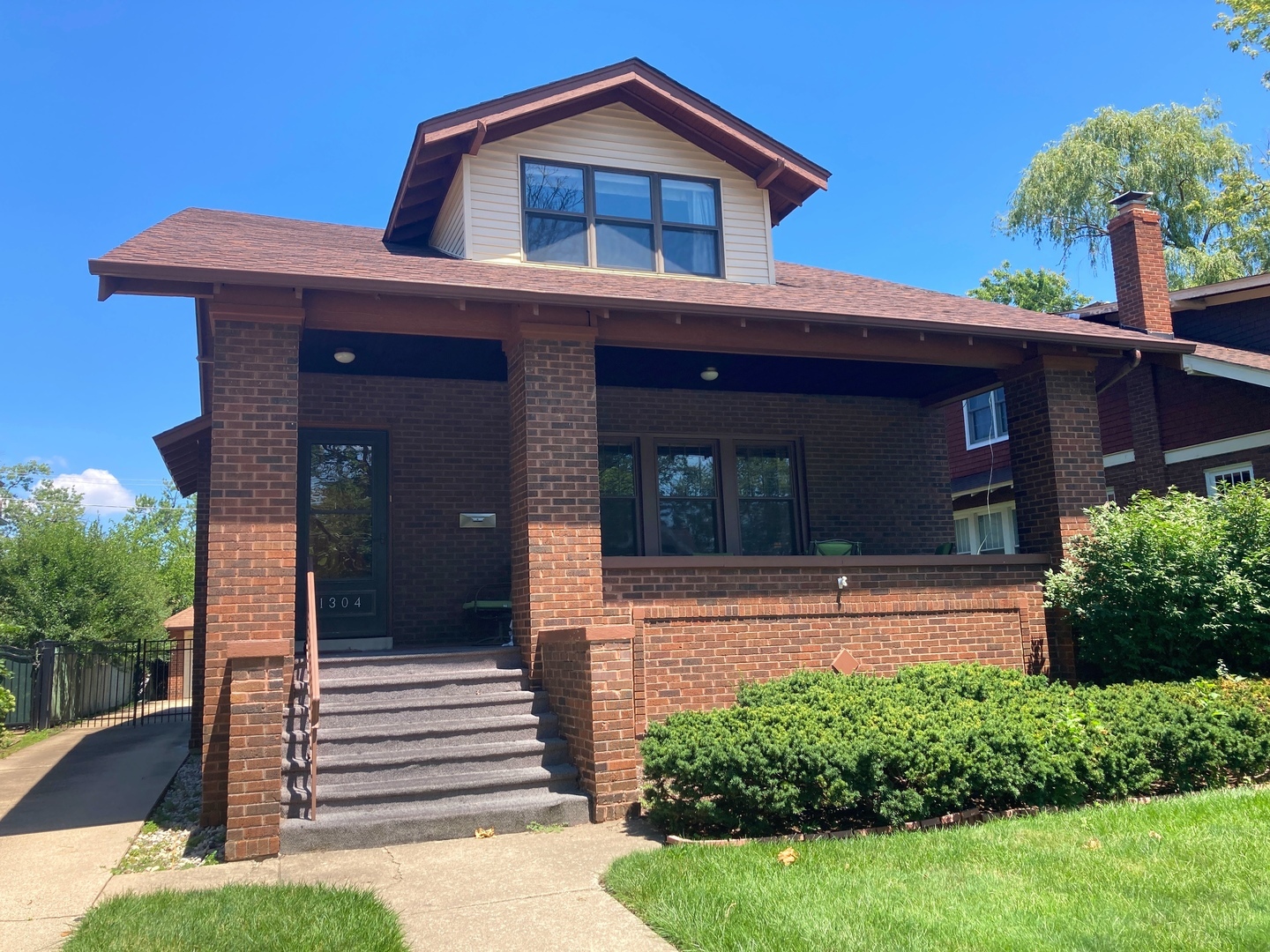 Property Photo: 1304 E Prairie Avenue IL 60016