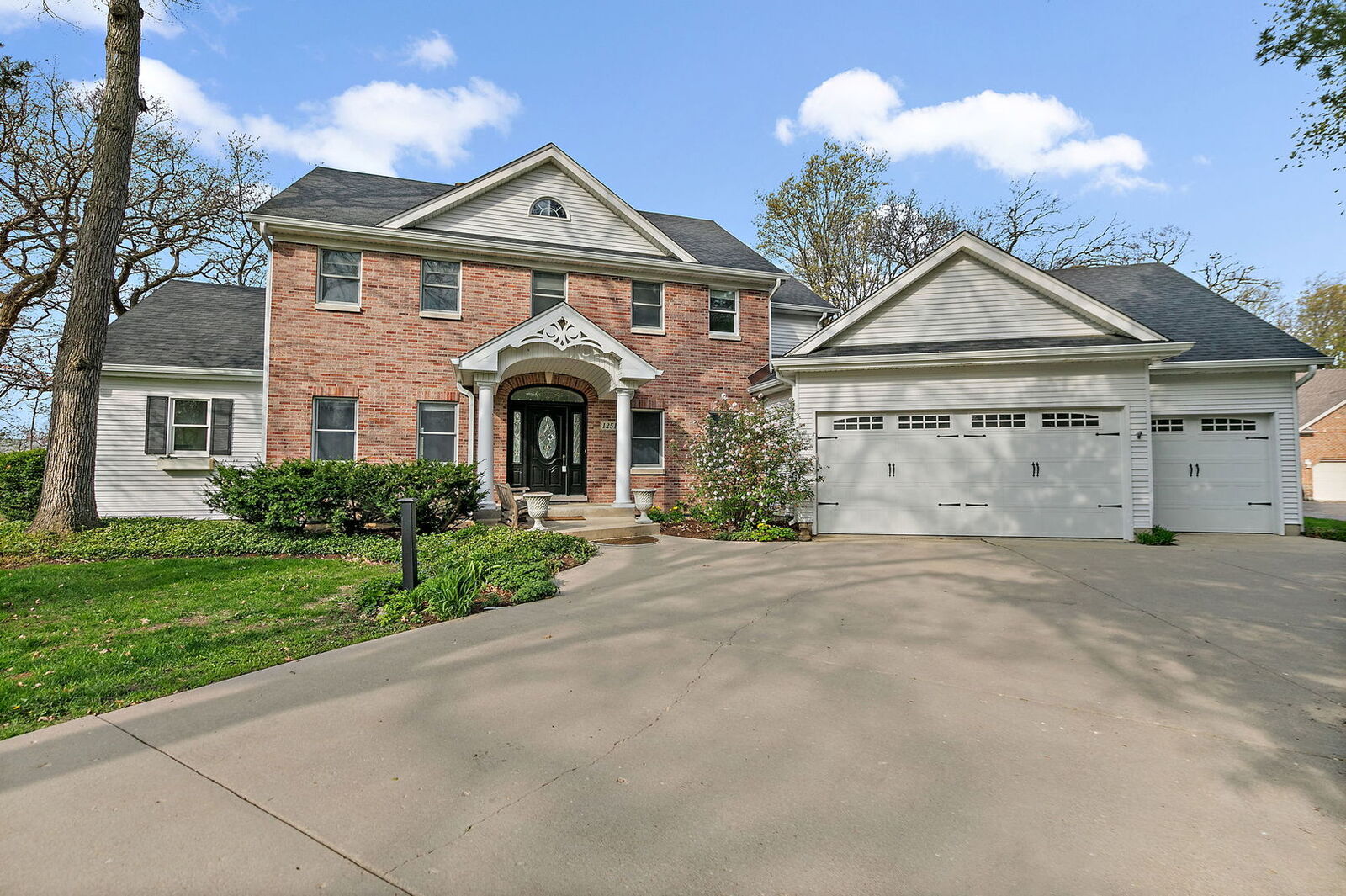 Property Photo: 1251 Old Oak Court IL 60140