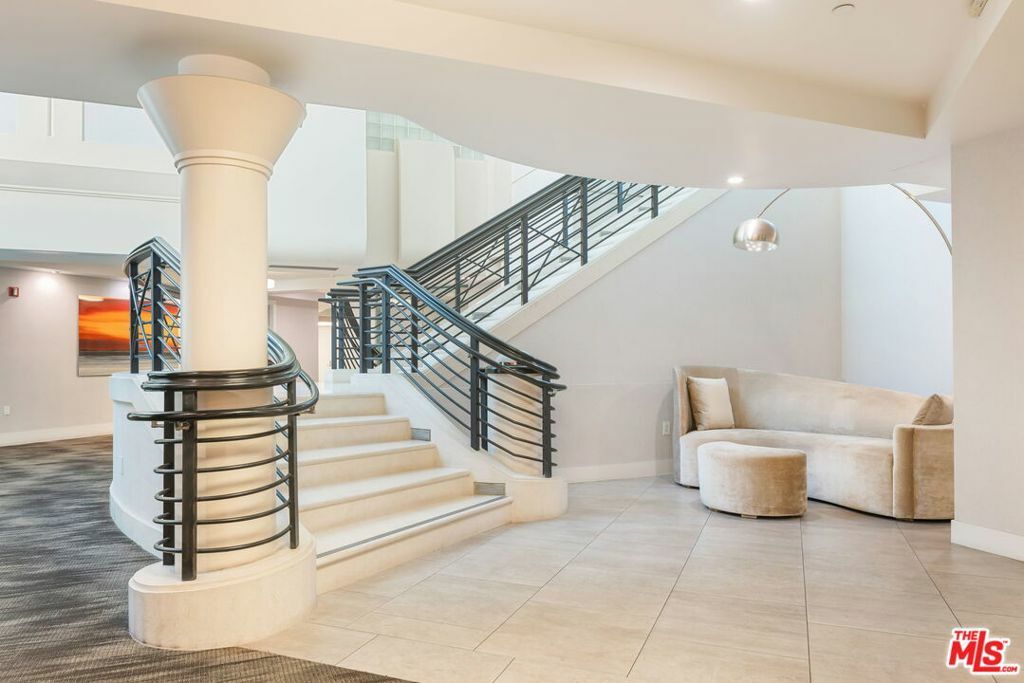Property Photo: 951 Ocean Avenue 101 CA 90403
