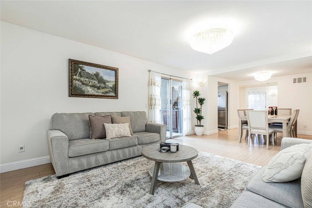 Property Photo: 605 N Louise Street 204 CA 91206