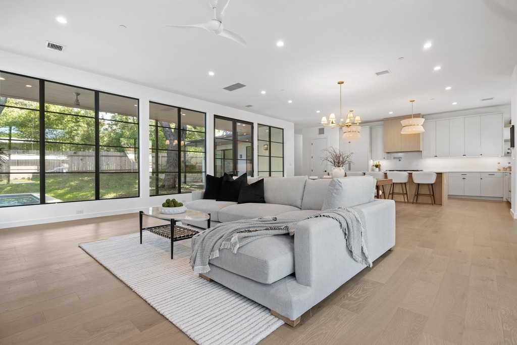 Property Photo: 3412 Rosefinch Trail TX 78746