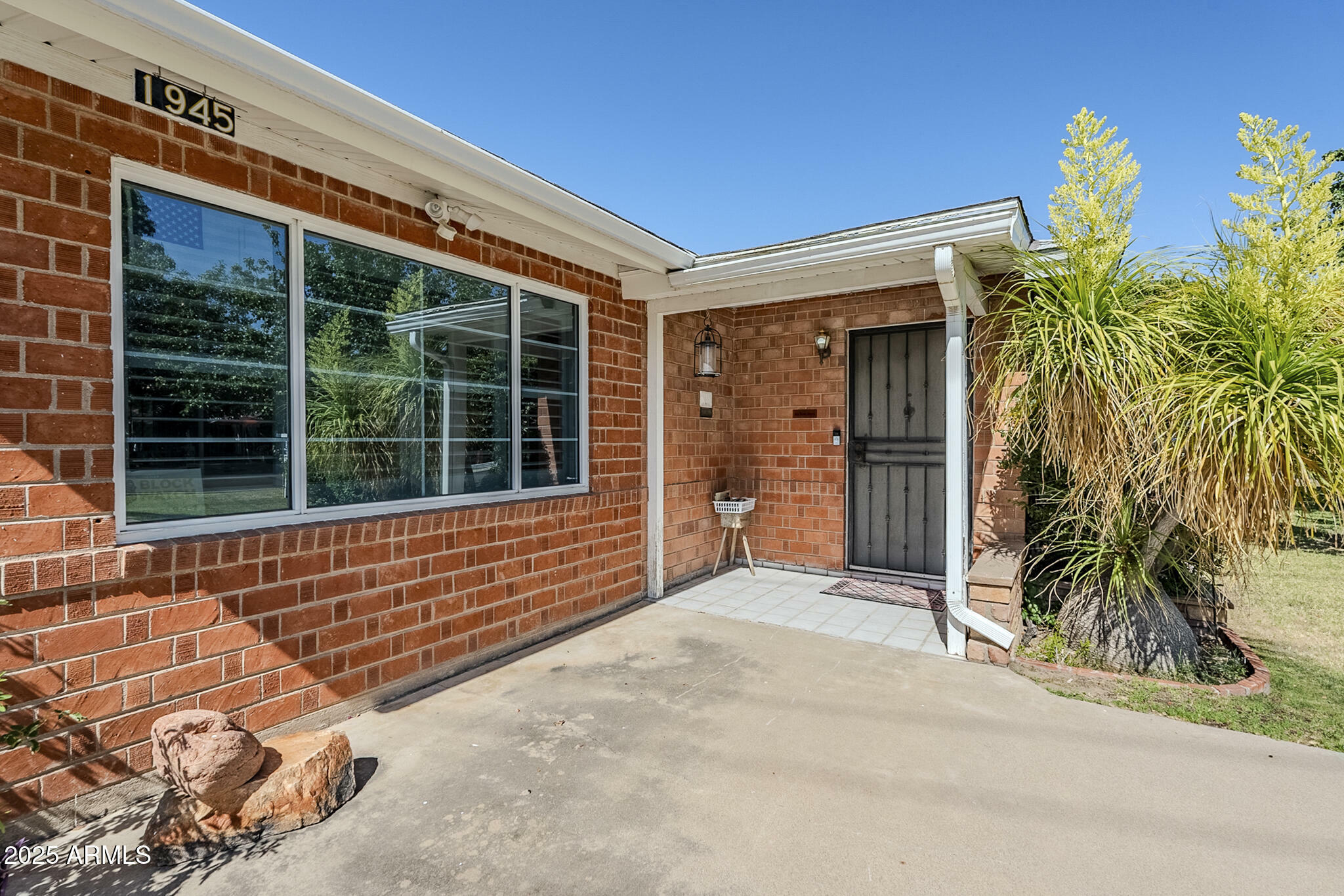 Property Photo: 1945 E Solano Drive AZ 85016
