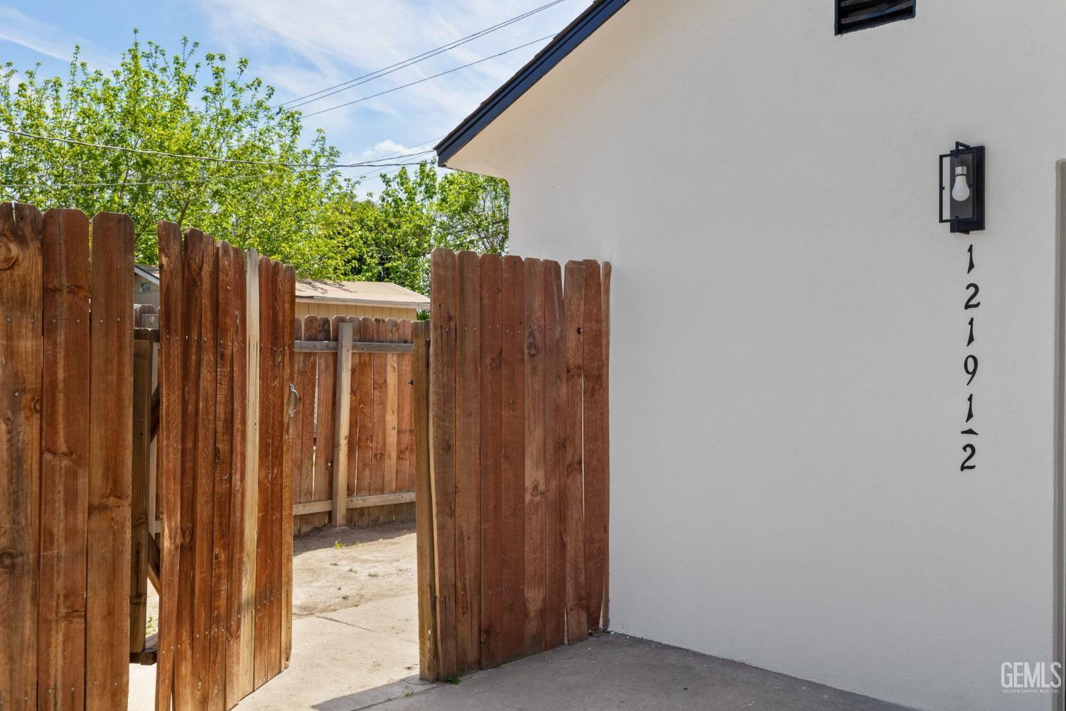 Property Photo: 1219 Woodrow Avenue CA 93308