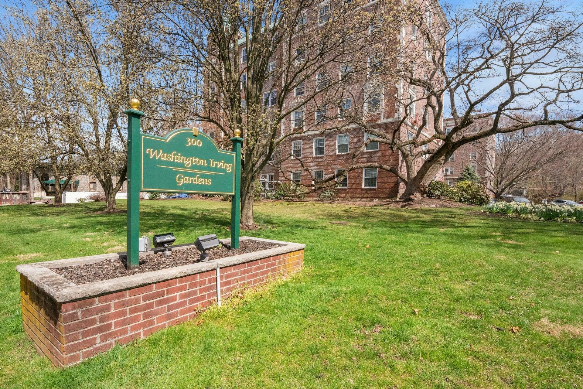 Property Photo: 300 S Broadway 1 L NY 10591