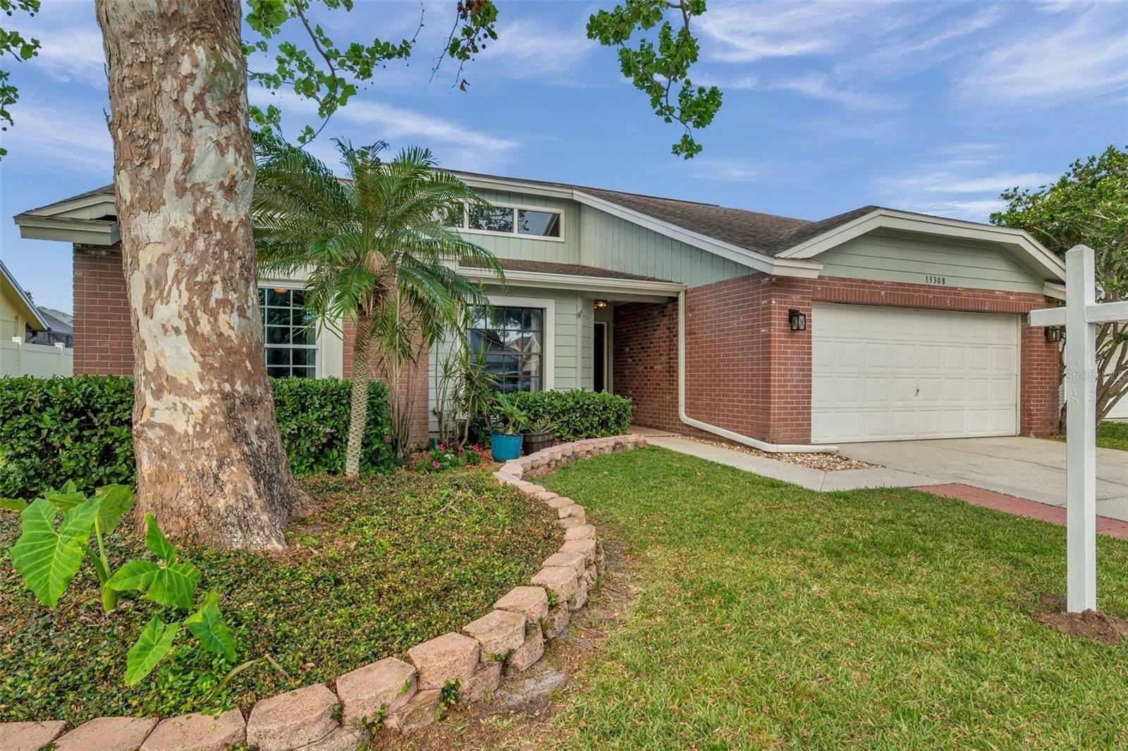 Property Photo: 13308 Kearney Way FL 33626