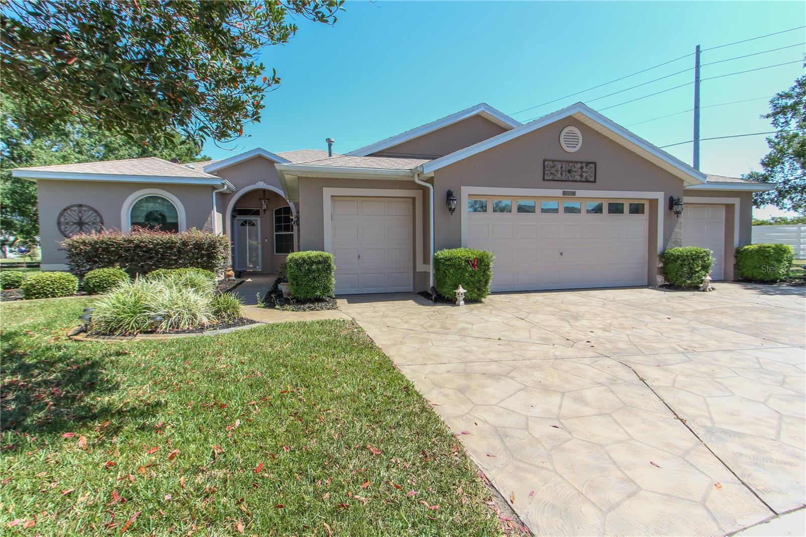 Property Photo:  1213 Meadowbend Drive  FL 34748 