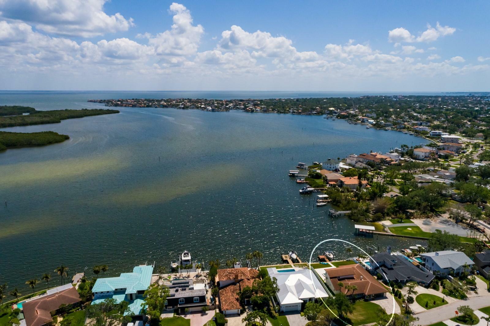 Property Photo: 2096 Tanglewood Way NE FL 33702
