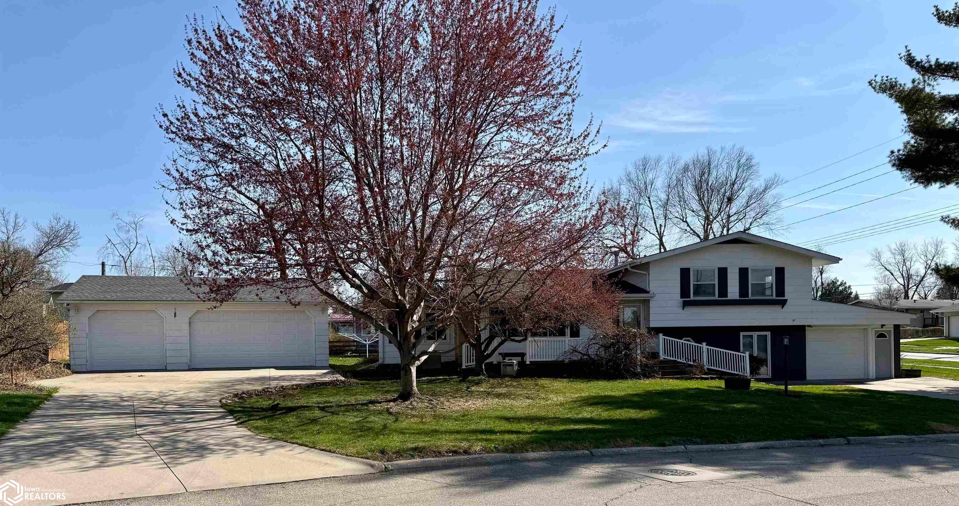 Property Photo: 510 Roberts Terrace IA 50158