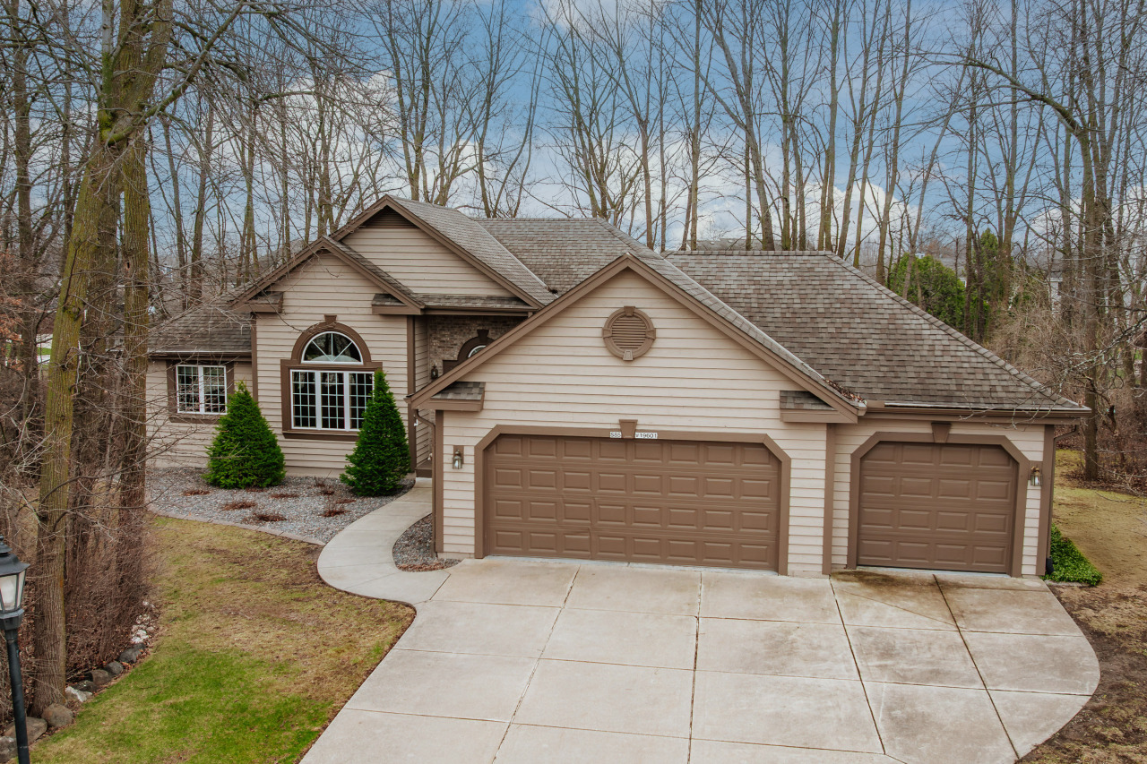 Property Photo: S85w19601 Colonial Ct WI 53150