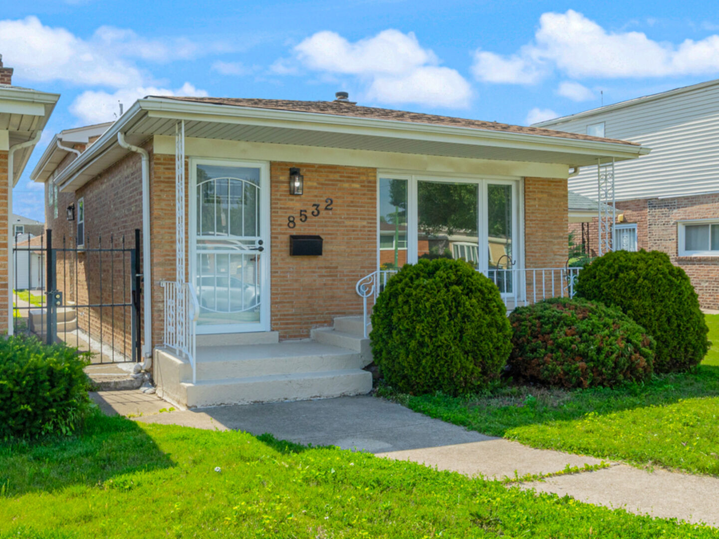 Property Photo: 8532 S Prairie Avenue IL 60619