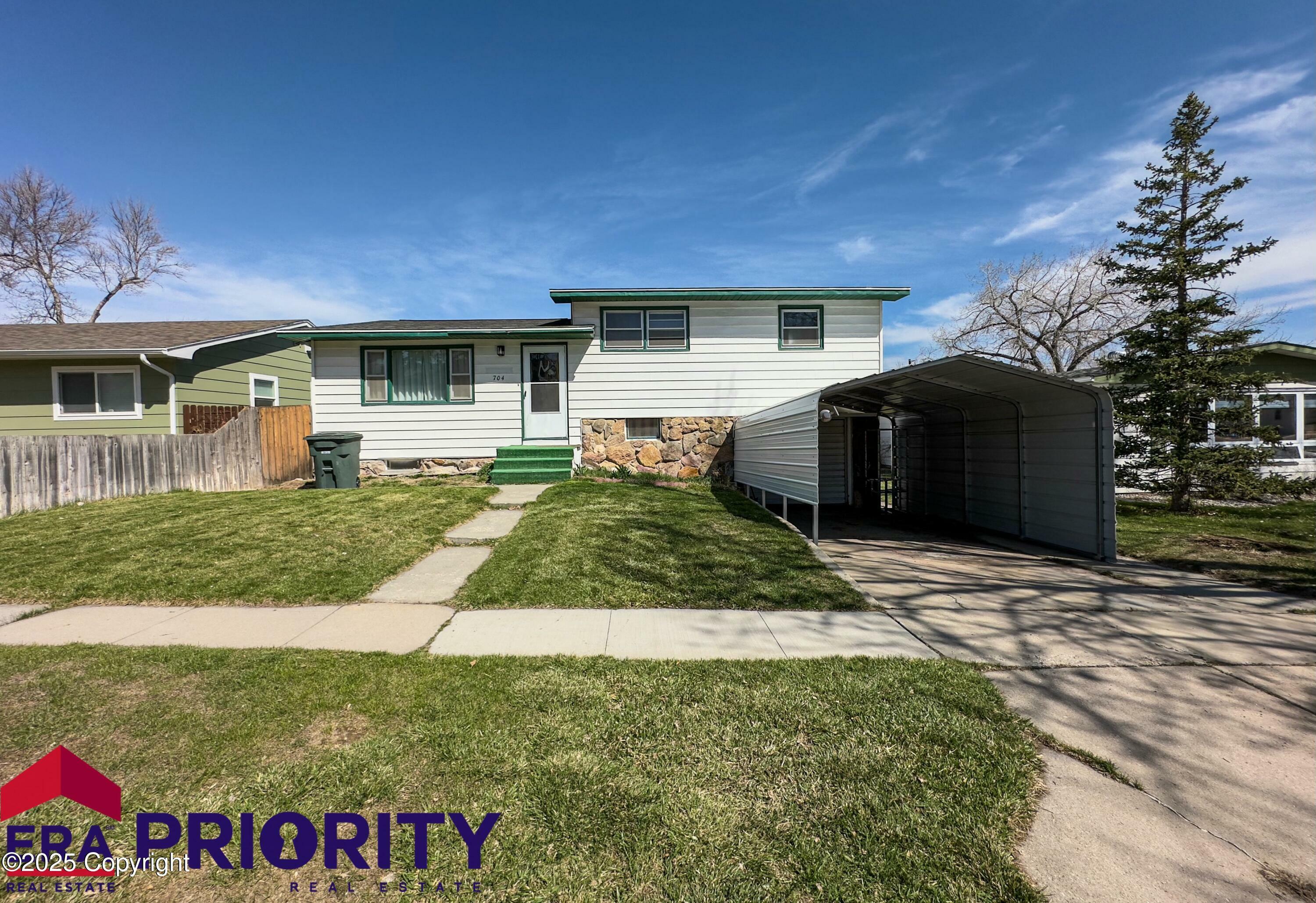 Property Photo: 704 W 9th St W WY 82716