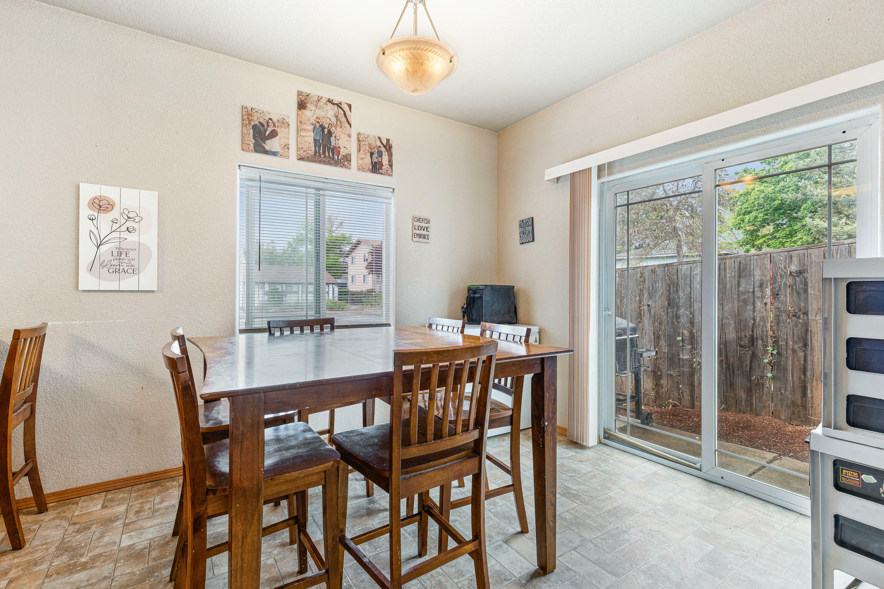 Property Photo: 712 Northwood Drive OR 97504