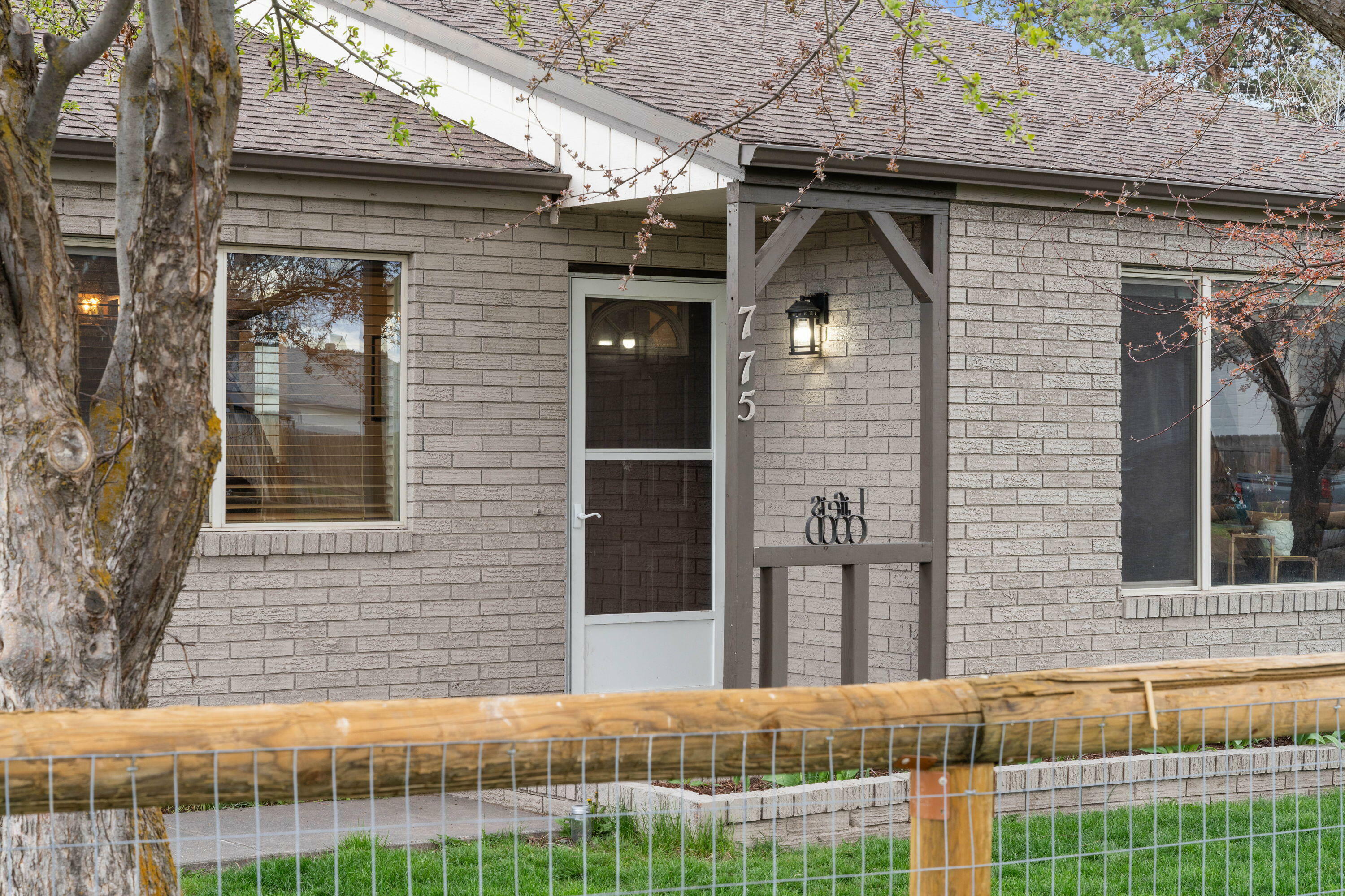 Property Photo: 775 SE Dunham Street OR 97754