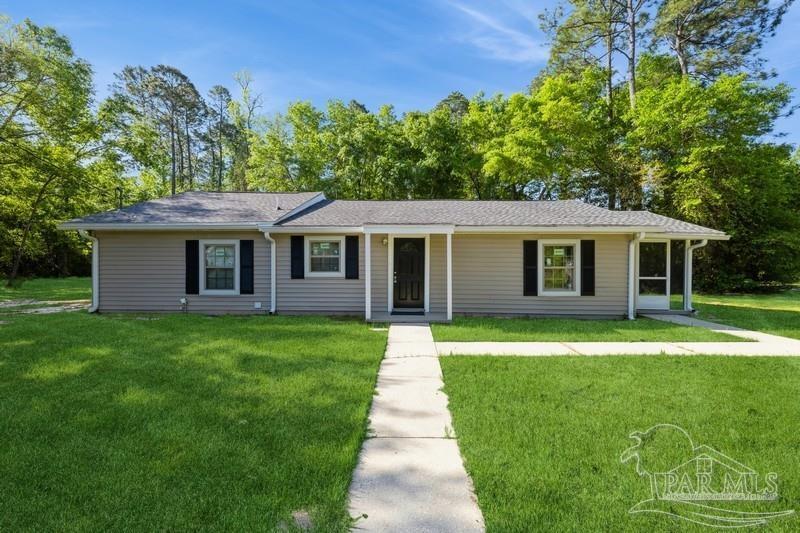 Property Photo: 4818 Parch Rd FL 32583