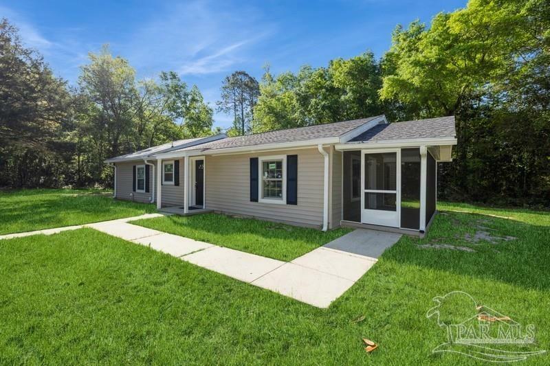 Property Photo: 4818 Parch Rd FL 32583