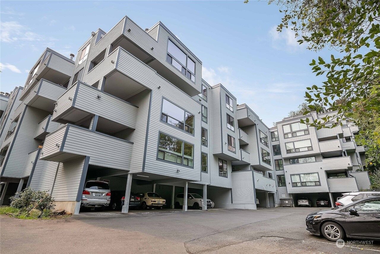 Property Photo: 2510 W Manor Place 311 WA 98199