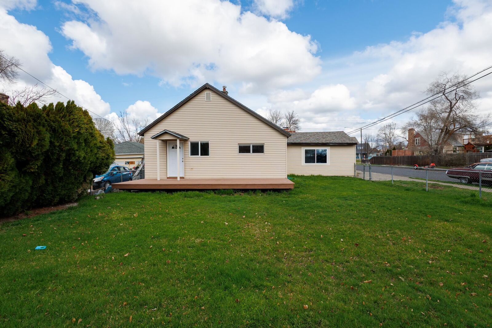 Property Photo:  3701 N Lidgerwood St  WA 99207 